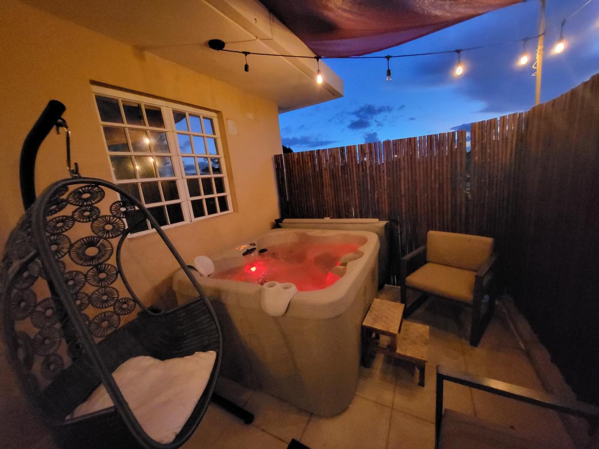 Private Jacuzzi Oasis With Mountain Views And Free Parking Apartment ปอนเซ ห้อง รูปภาพ